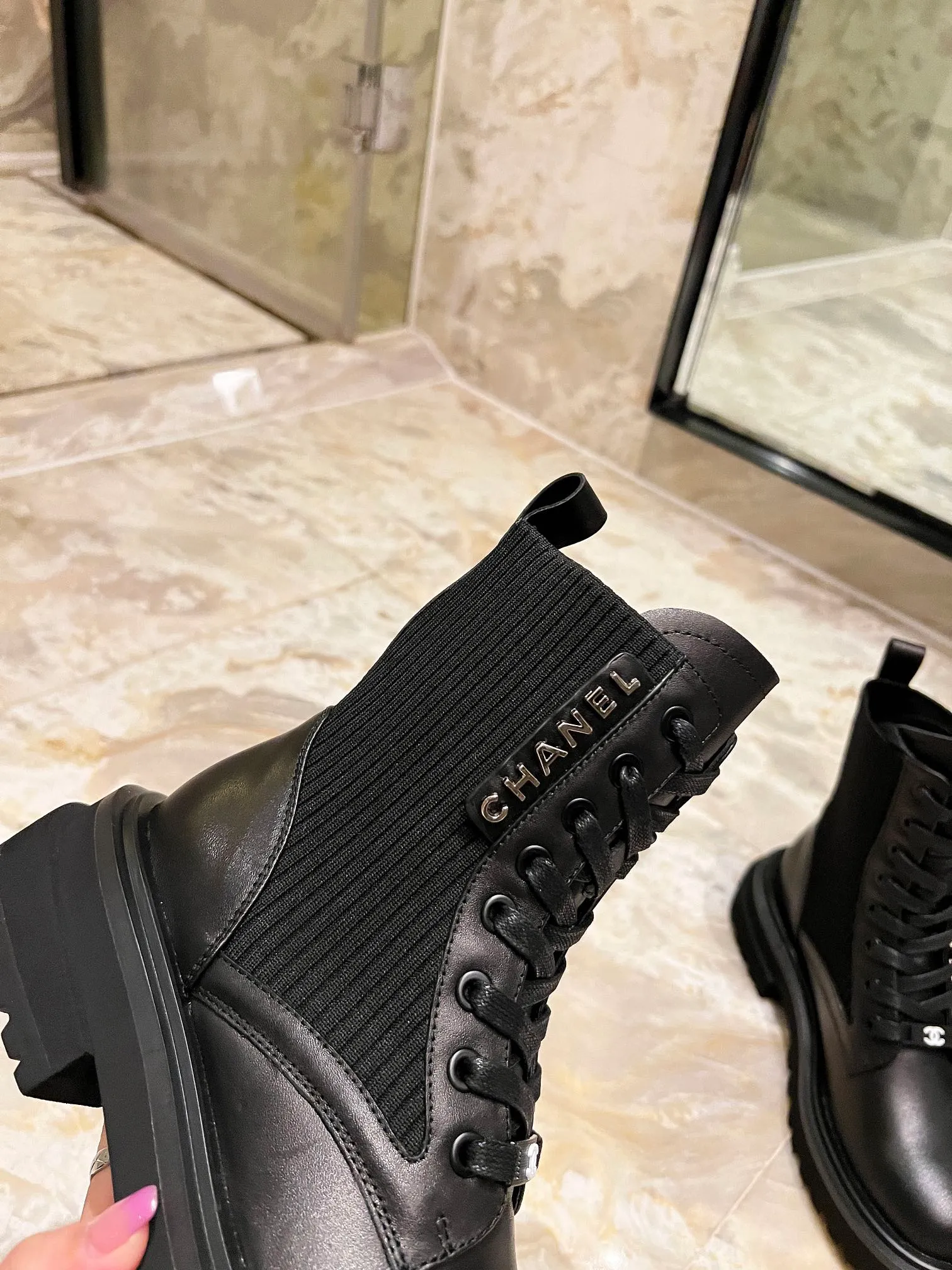 👟👟Ex-factory price 600 👟👟 CHANEL new autumn and winter 24 B letter knight boots. This knight Martin boot is really a representative of handsome fashion. It is simple, fashionable and individual. It has a natural and smooth beauty, which has a stunning beauty of time. The heel and sole meet the needs of heightening and wearing comfort at the same time. The toe is round but not clumsy. There is only a very low-key luxury letter logo, which can hold any occasion. , Proportion! Cowhide, open edge beads, water-dyed sheepskin lining Code number: 35-41